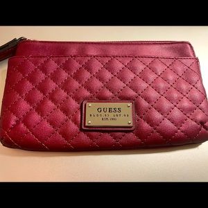 GUESS-BLDG 03 LOT 02 MAROON QUILTED WRISTLET ❤️💜❤️💜